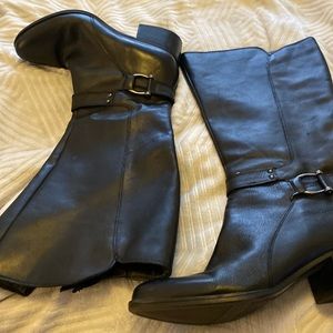 Gently used Wide Calf Naturalizer Black. Only wore a few times. Small heel